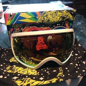 Electric snowboarding goggles